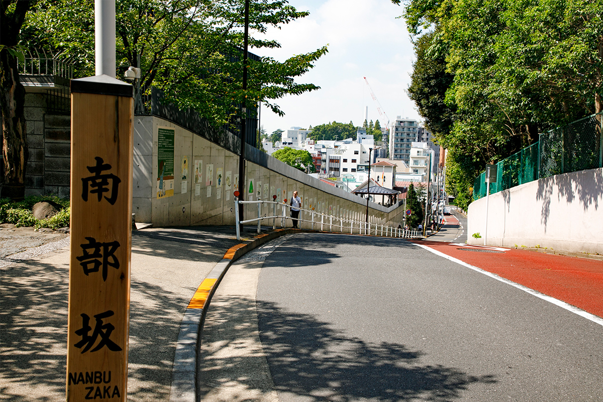 行き交う人々の異国感、垣間見える昭和の温かみ。南麻布と広尾を歩いて感じた“リアル東京ダイバーシティ”メインイメージ