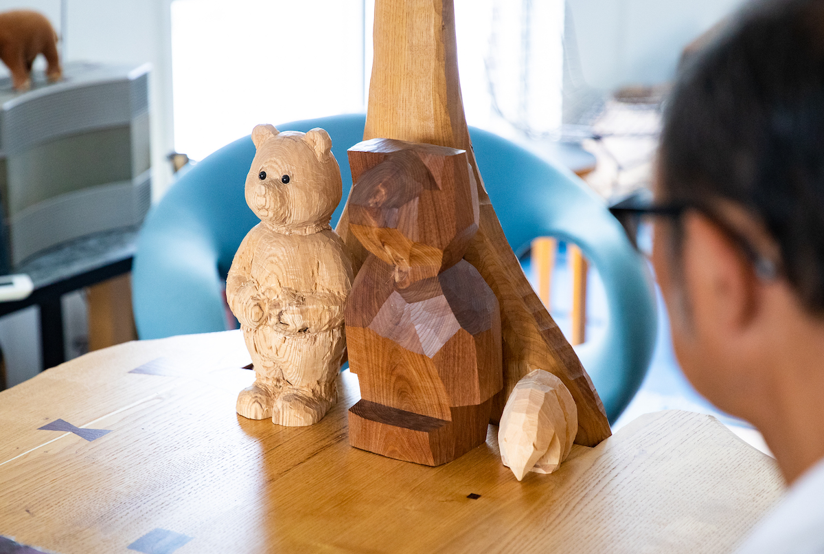 熊の木彫り　A bear made of wood  北海道お土産