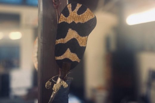 AKI INOMATAの、ミノガをモチーフにした有松絞り染めの団扇。