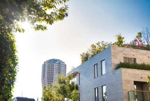 元麻布の邸宅街から商店街、<br>そして時代を感じる西麻布の交差点へ。