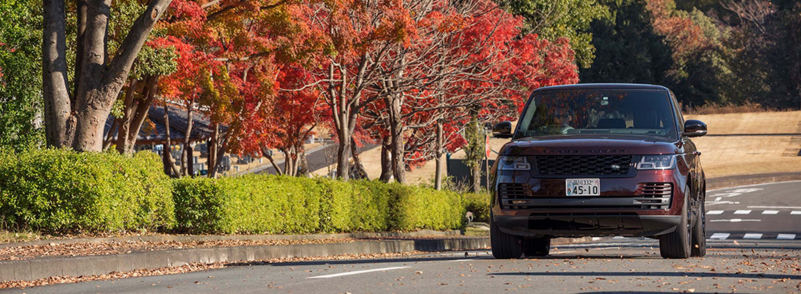 SUV「レンジローバー」で<br>紅葉の奥高尾の合掌造りへ