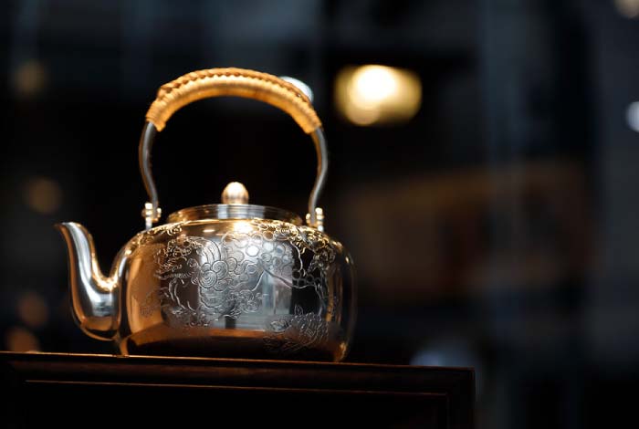 京都の伝統と革新が新たな価値を生む西陣織と金属工芸品の“今”を