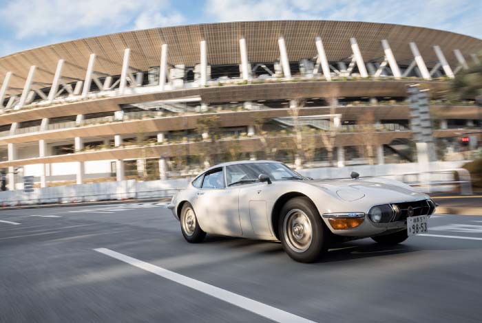 時代を象徴する名車「トヨタ2000GT」でスポーツの聖地、神宮外苑を走る