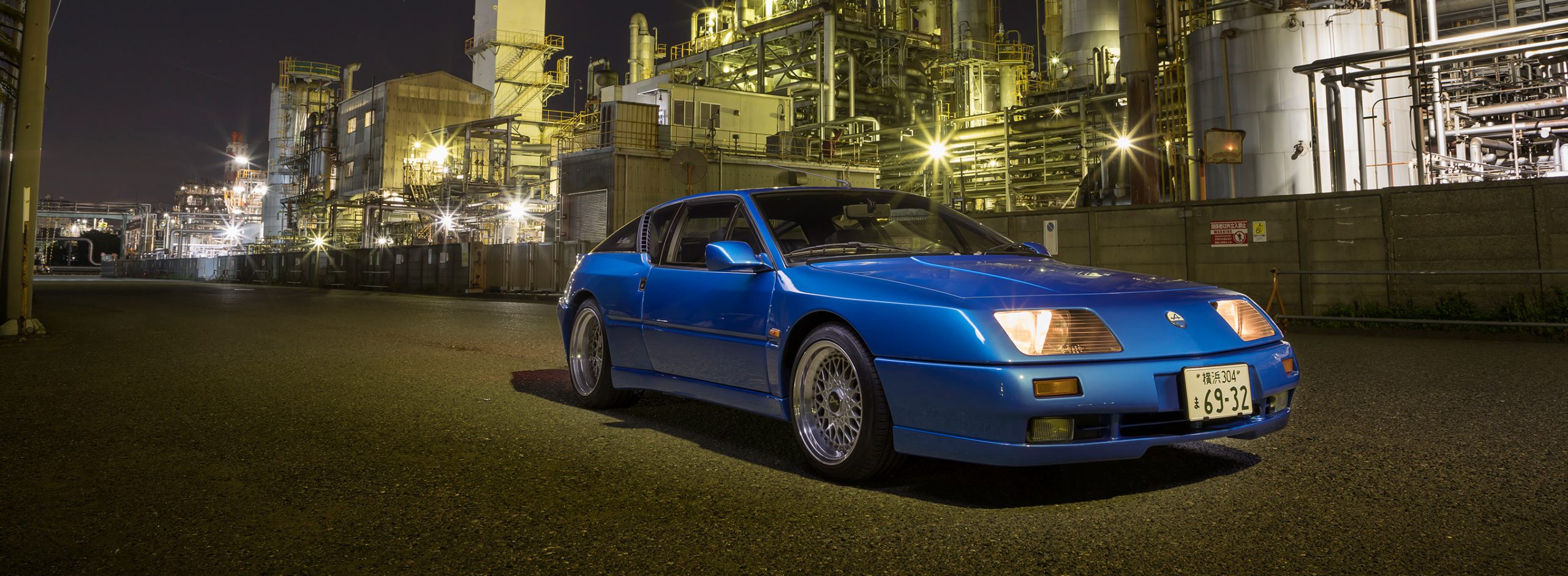 「ルノー アルピーヌV6ターボ」で幻想的な夜景を探しに工場地帯へ