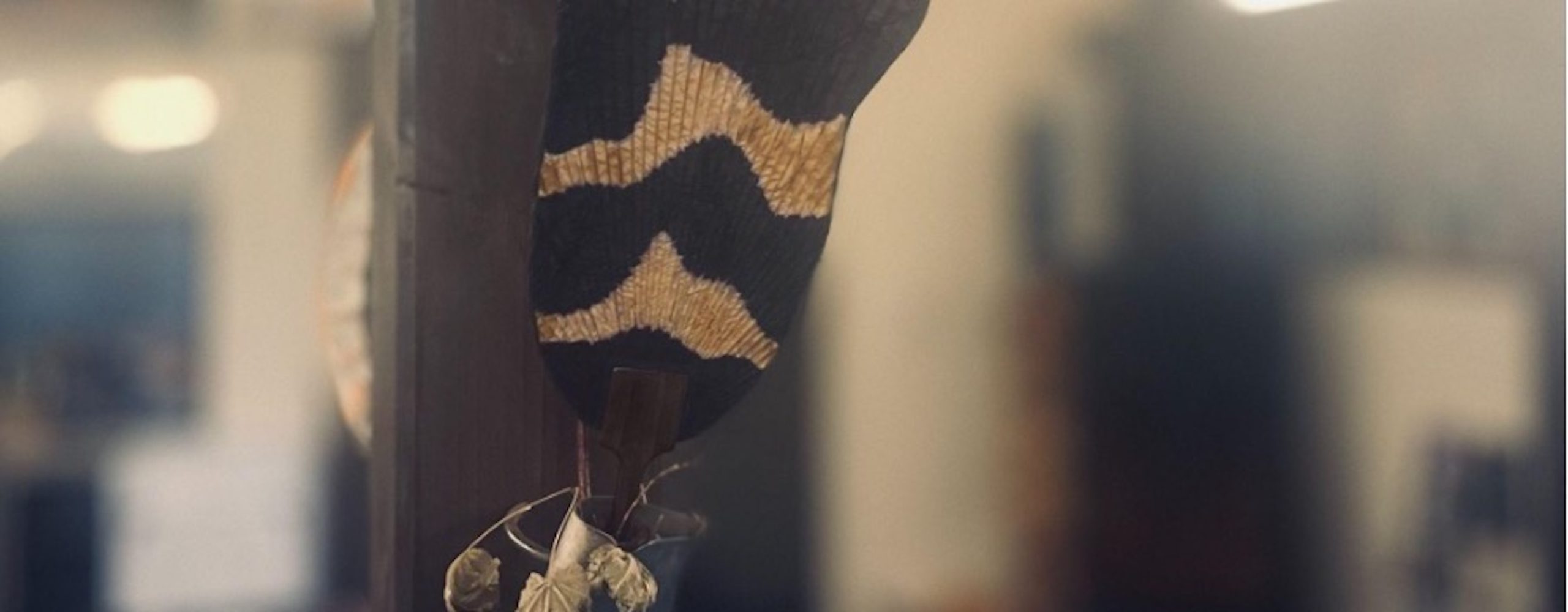 AKI INOMATAの、ミノガをモチーフにした有松絞り染めの団扇。