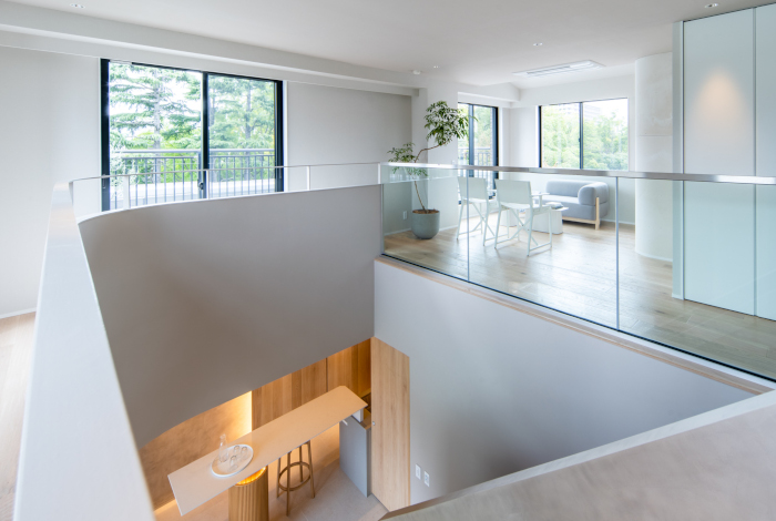 美しい吹き抜けに光と風が躍る住まい