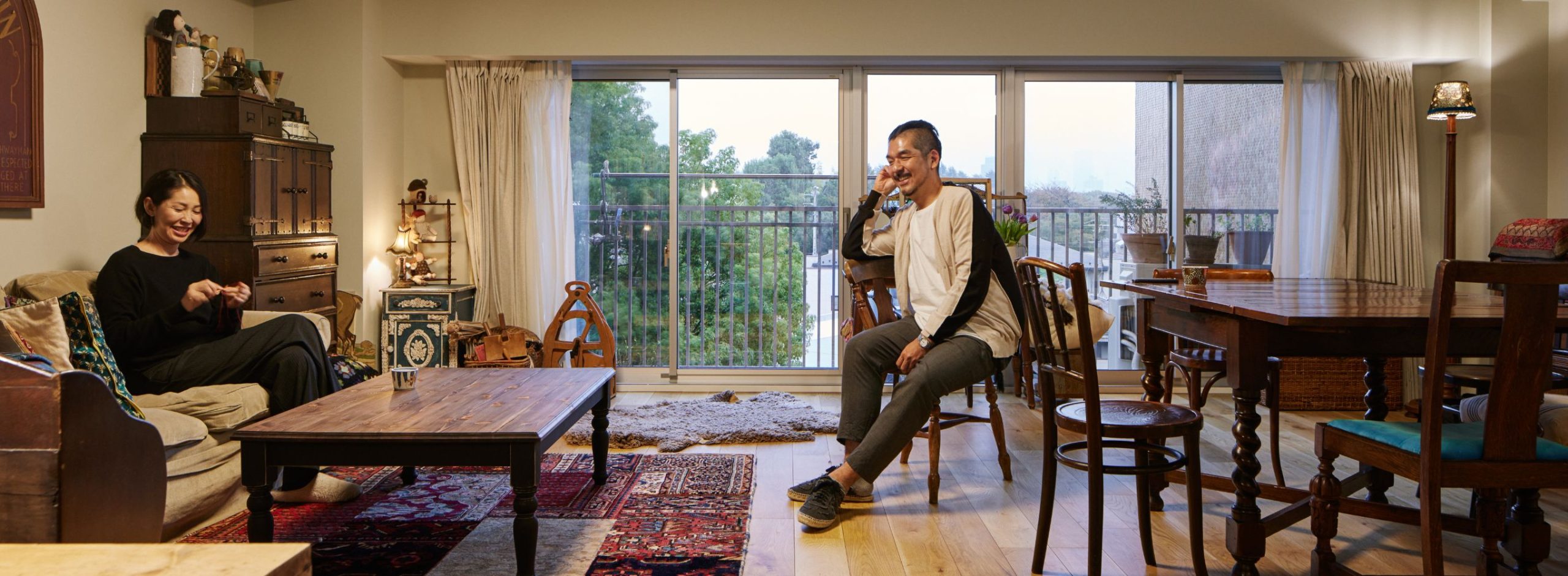 アンティーク家具と豊かな緑がなじむ住まい