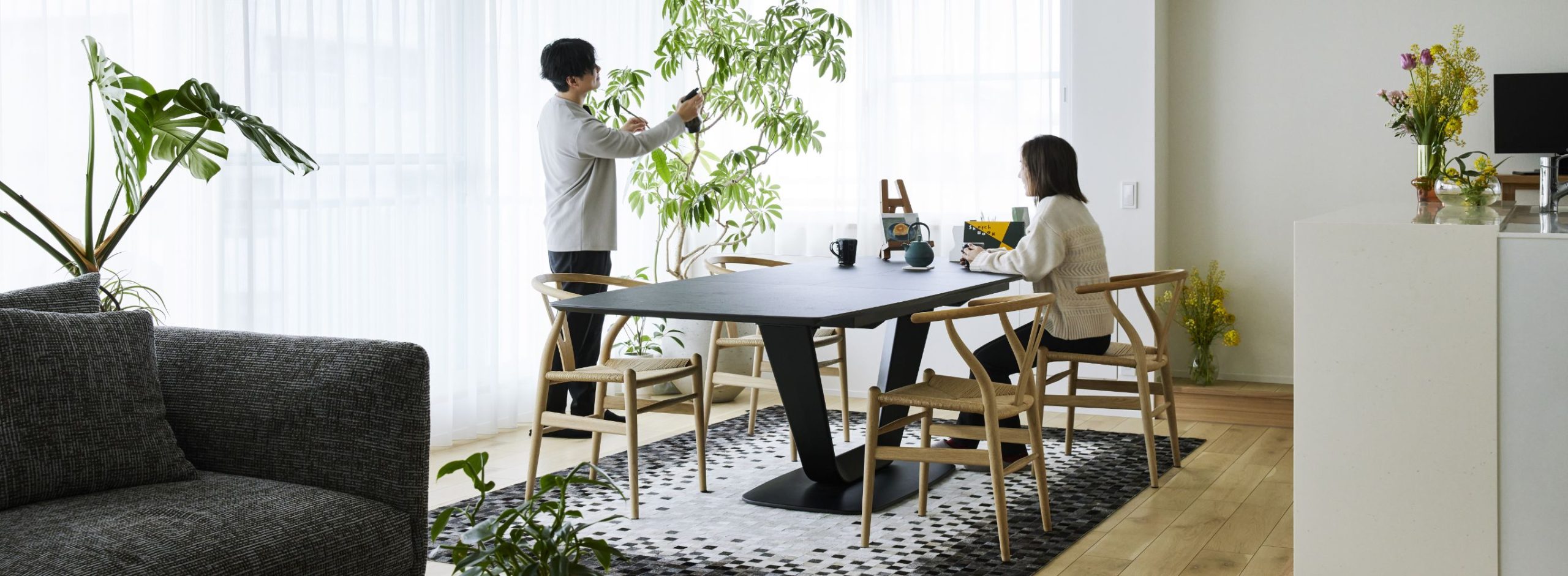 朝の光に包まれた空間で、家族が語らう一日の始まり