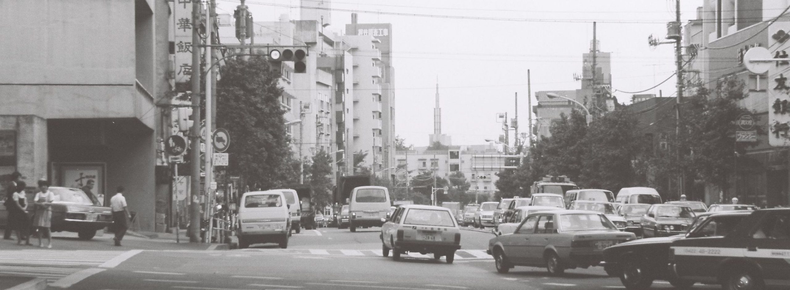 泉麻人が綴る、西麻布「カフェバー街の霞と笄（こうがい）」