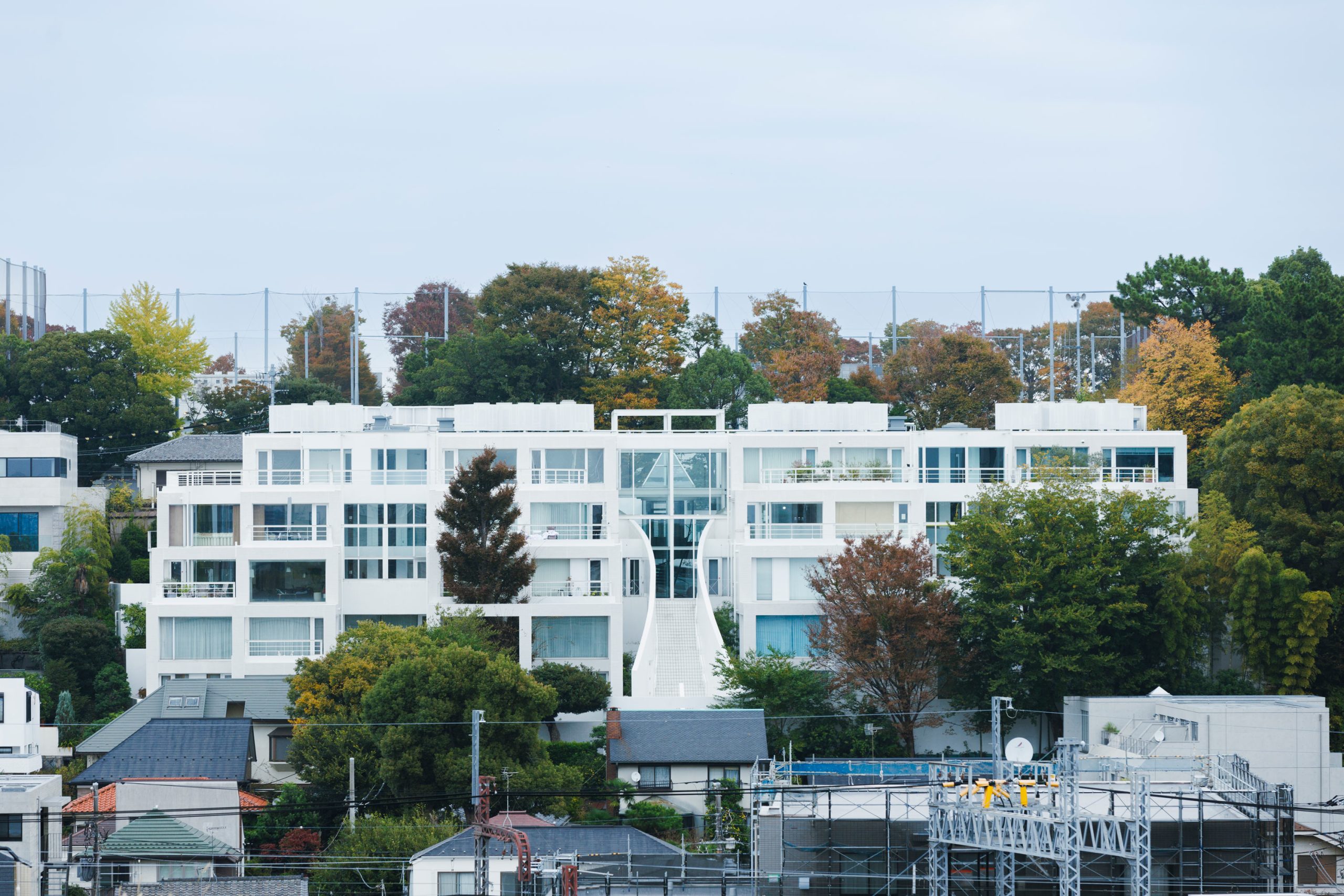 世田谷区瀬田を象徴する白亜の邸宅マンション「瀬田ファースト