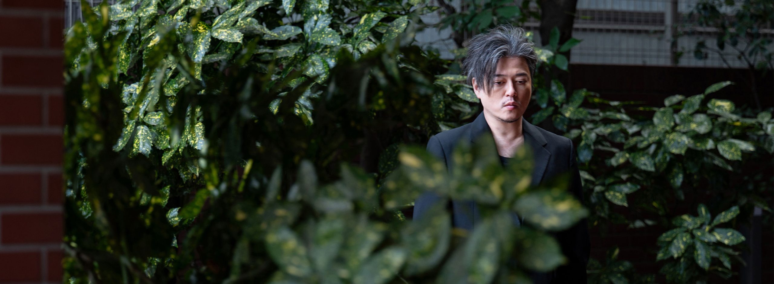 渋谷慶一郎が偏愛する、「プラダ」のオーダースーツ