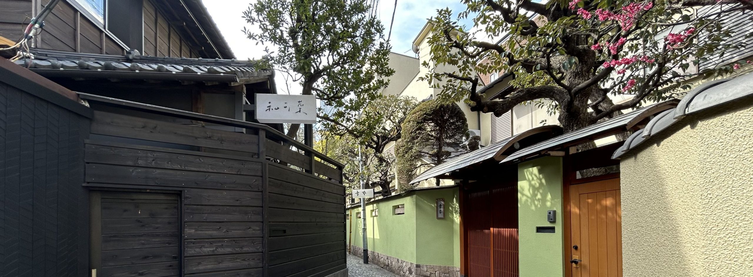 泉麻人が散策する「神楽坂」――花街の小路と牛込台地の屋敷街