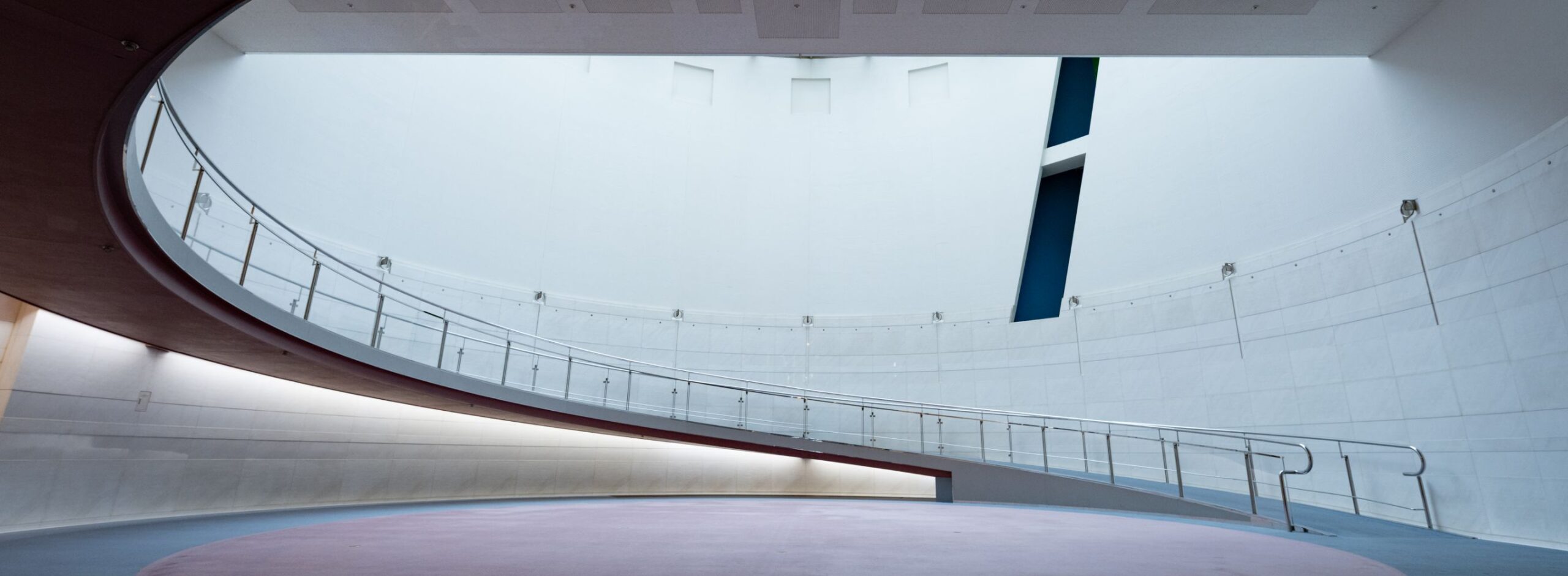 唯一無二の存在感を放つ青山通りのランドマーク――スパイラル