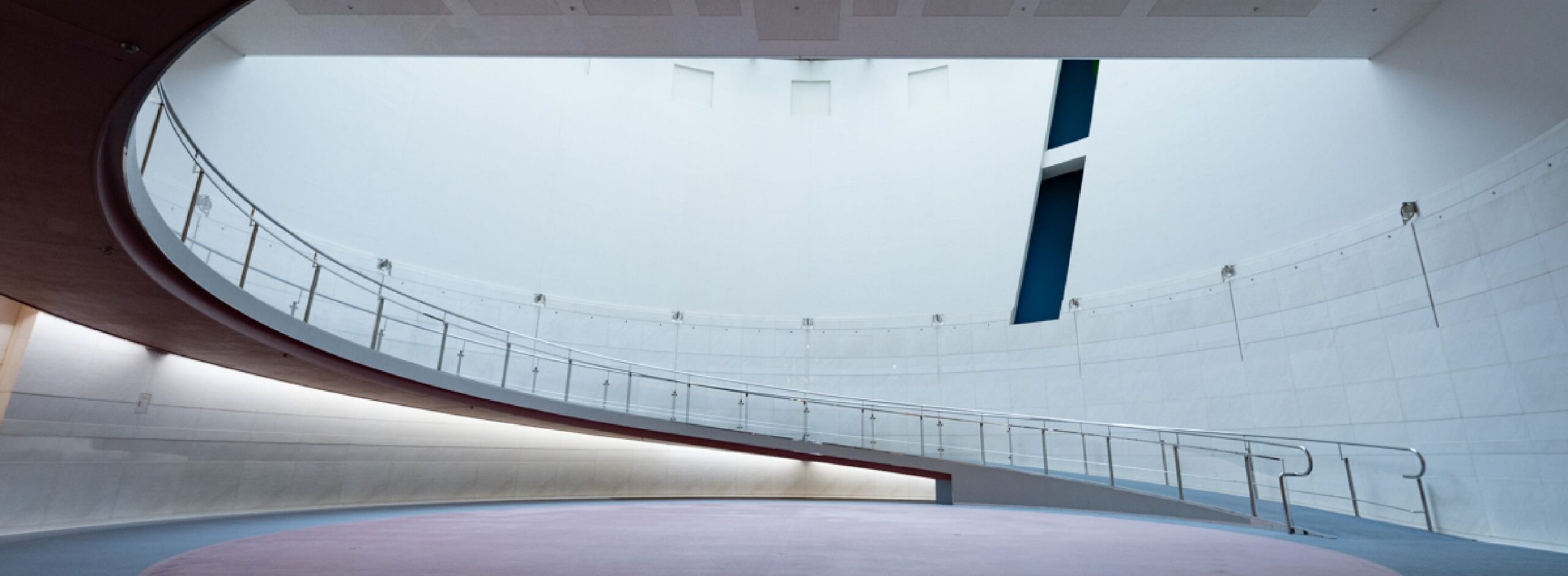 唯一無二の存在感を放つ青山通りのランドマーク――スパイラル