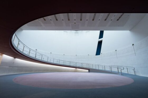 唯一無二の存在感を放つ青山通りのランドマーク――スパイラル